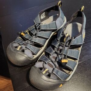 Mens size 11 keen hiking sandals never used
